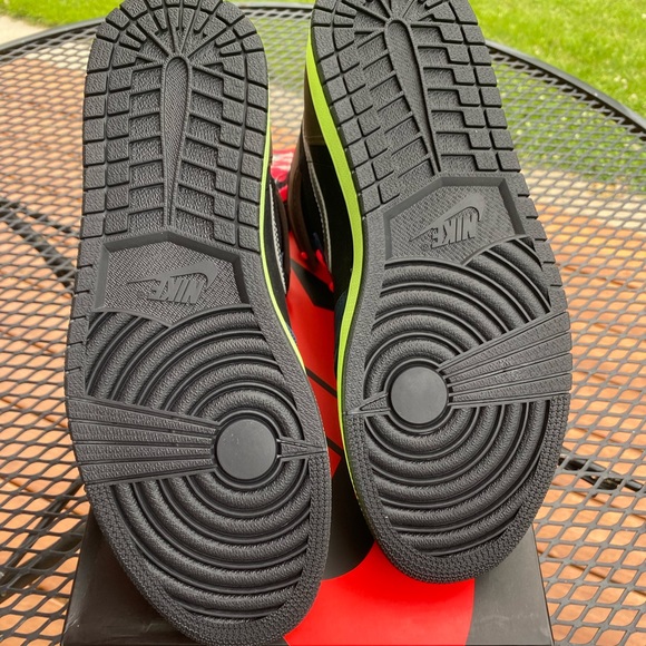 Air Jordan 1 Retro High “Bio Hack” Comes with Box and 2 Sets of Laces. - Picture 6 of 7